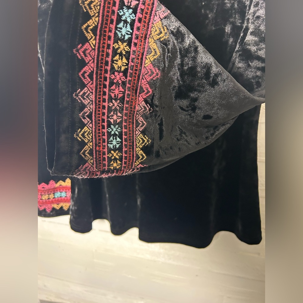 Andree by Unit velvety tunic with embroidered flowers, black, women’s small. - Picture 4 of 7